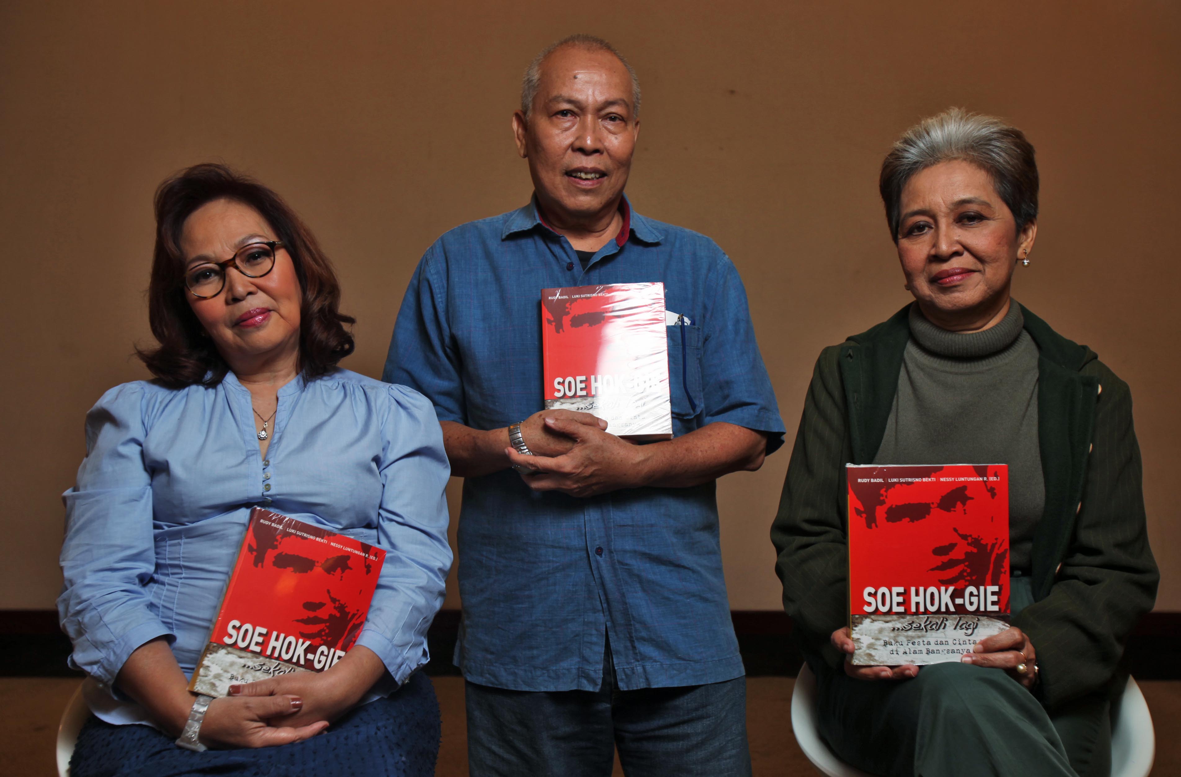Nessy Luntungan R (kiri), Rudi Badil (tengah), Luki Sutrisno Bekti (kanan), penulis buku Soe Hok-gie SEKALI LAGI (1969-2009) 