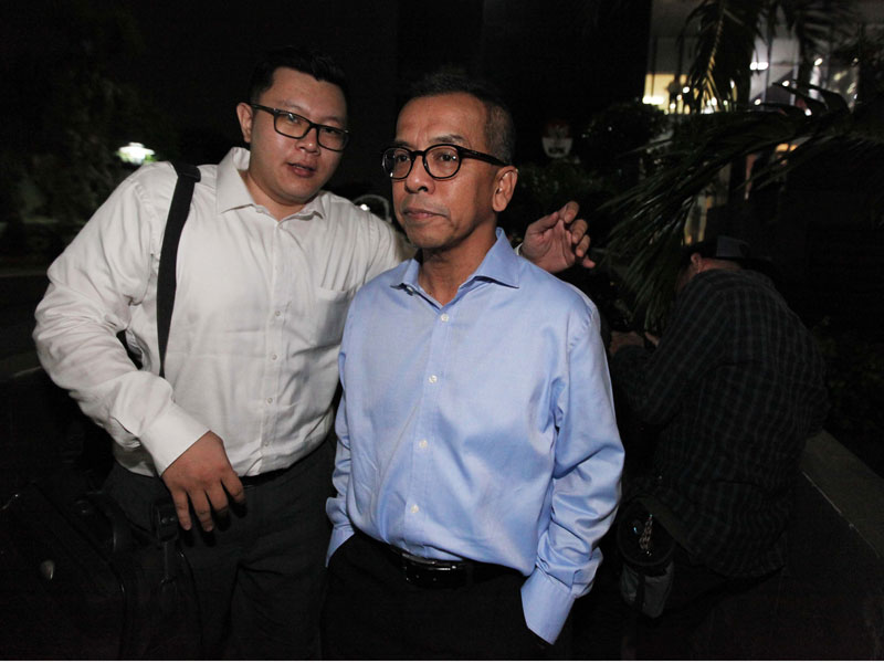 Mantan Direktur Utama Garuda Indonesia Emirsyah Satar berjalan keluar seusai diperiksa di Gedung KPK.