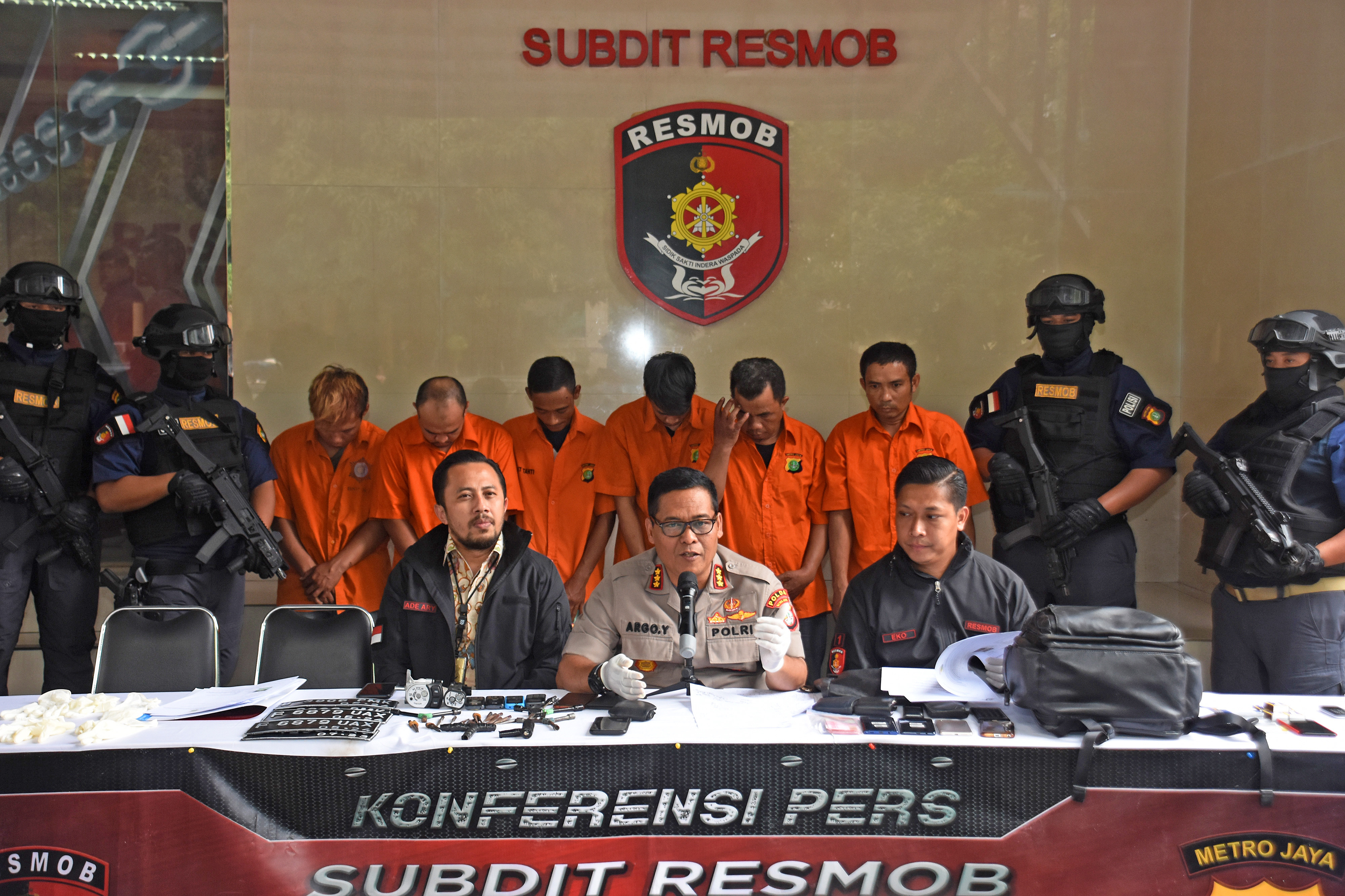 Kabidhumas Polda Metro Jaya Kombes Pol. Argo Yuwono (tengah).