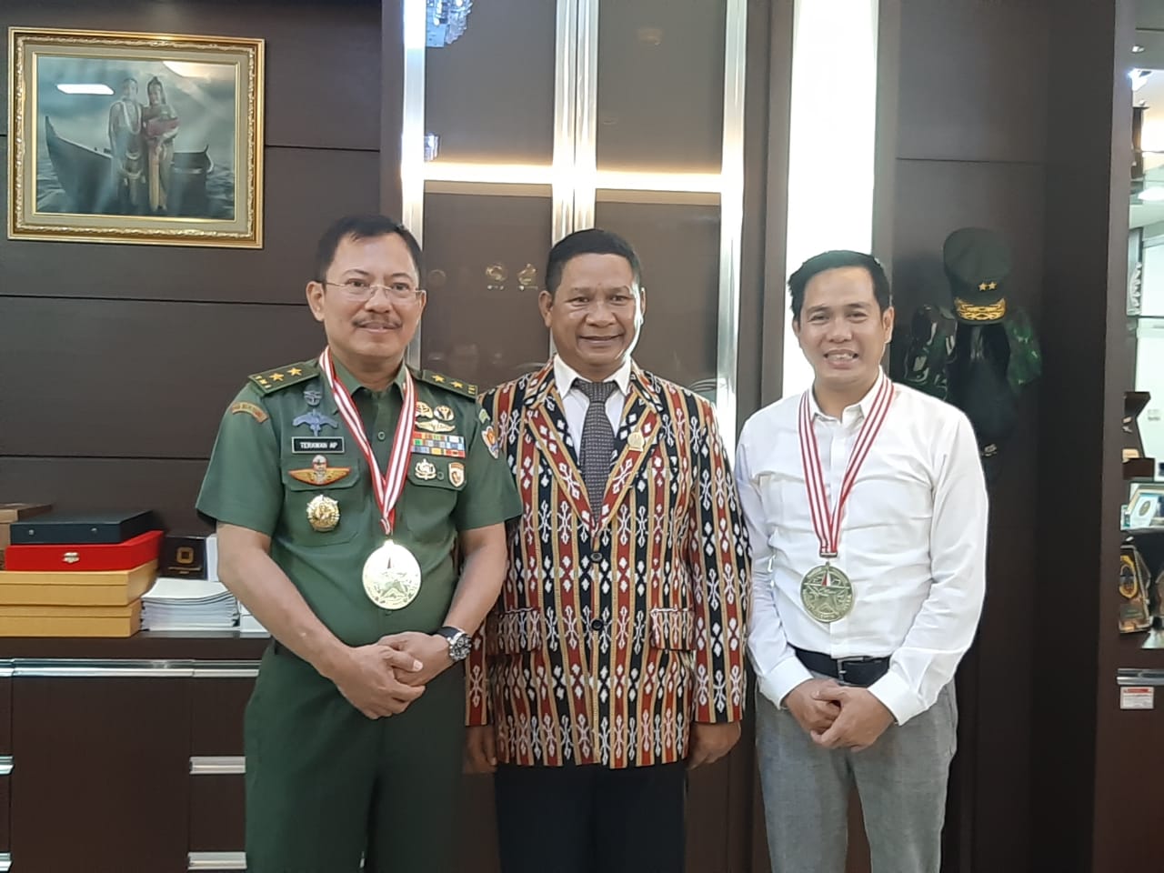 Mayjen TNI Terawan dan Edward Basilianus Raih Penghargaan LEPRID