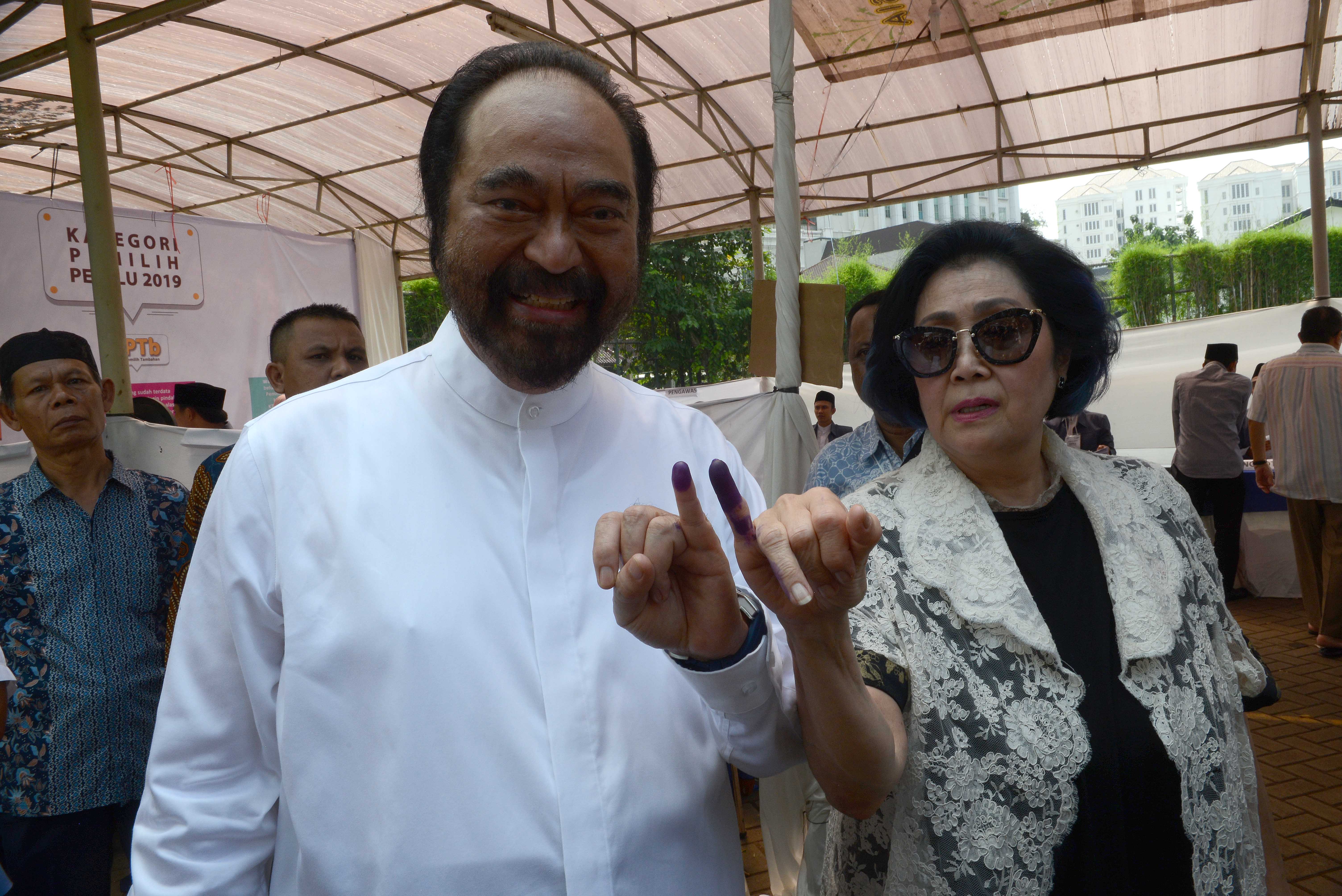 Surya Paloh dan istri saat mencoblos dalam Pemilu 2019