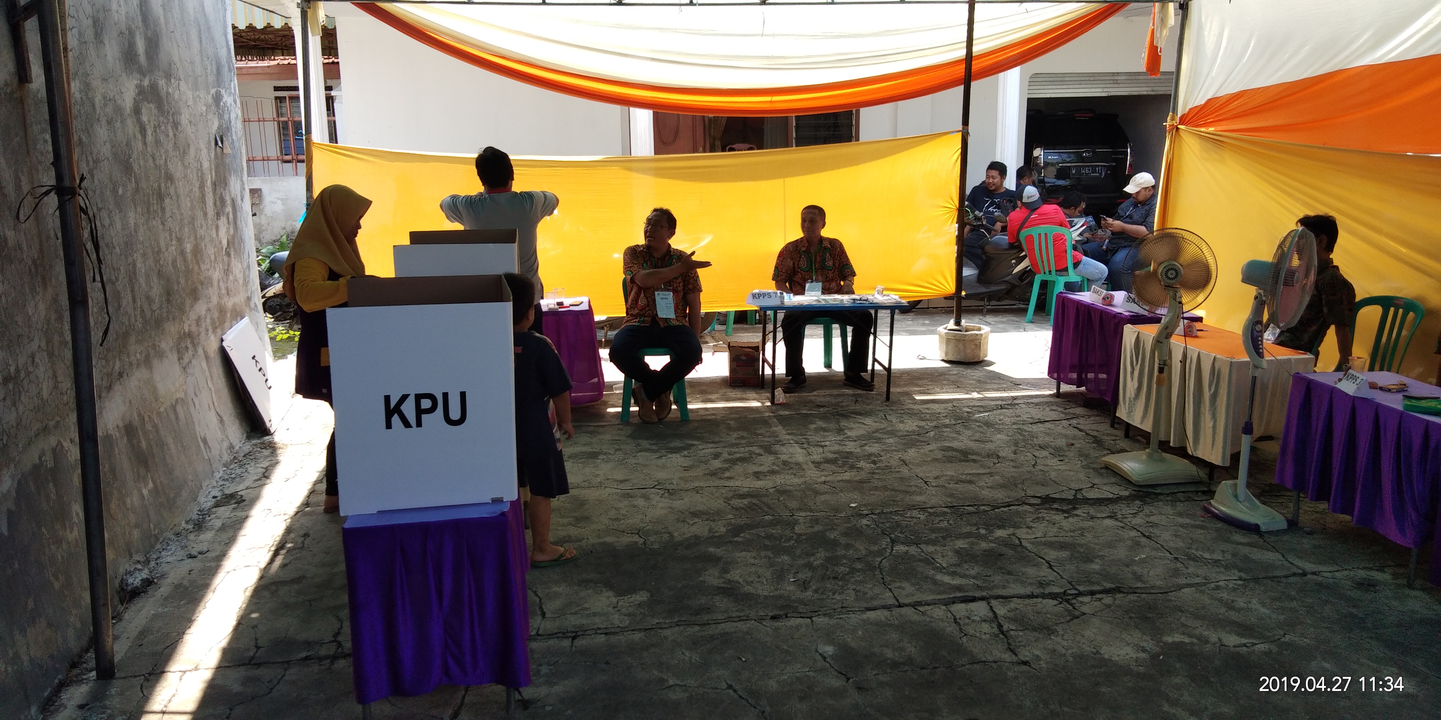 Warga sedang mengikuti pecoblosan suara. 