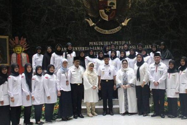 GUBERNUR DKI Jakarta, Anies Baswedan, mengukuhkan sebanyak 166 petugas pendamping jemaah haji asal DKI Jakarta, 