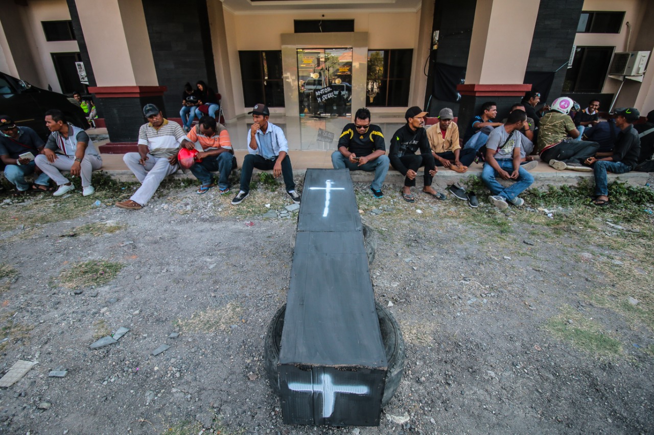 Para tenaga harian lepas berdemonstrasi di depan kantor DPRD Kabupaten Nagekeo, NTT sambil mengusung peti mati, Jumat (19/7) 