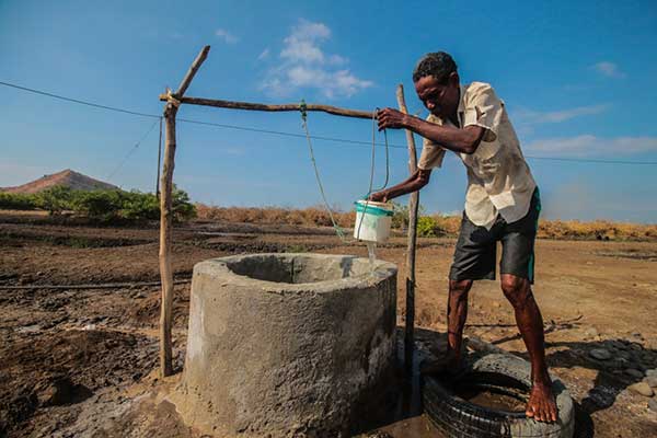 Markus Madhi, warga Dusun 01 Desa Waekokak, NTT, menimba air sumur. Air sumur hanya digunakan untuk mencuci kaki dan kebutuhan cuci kakus 