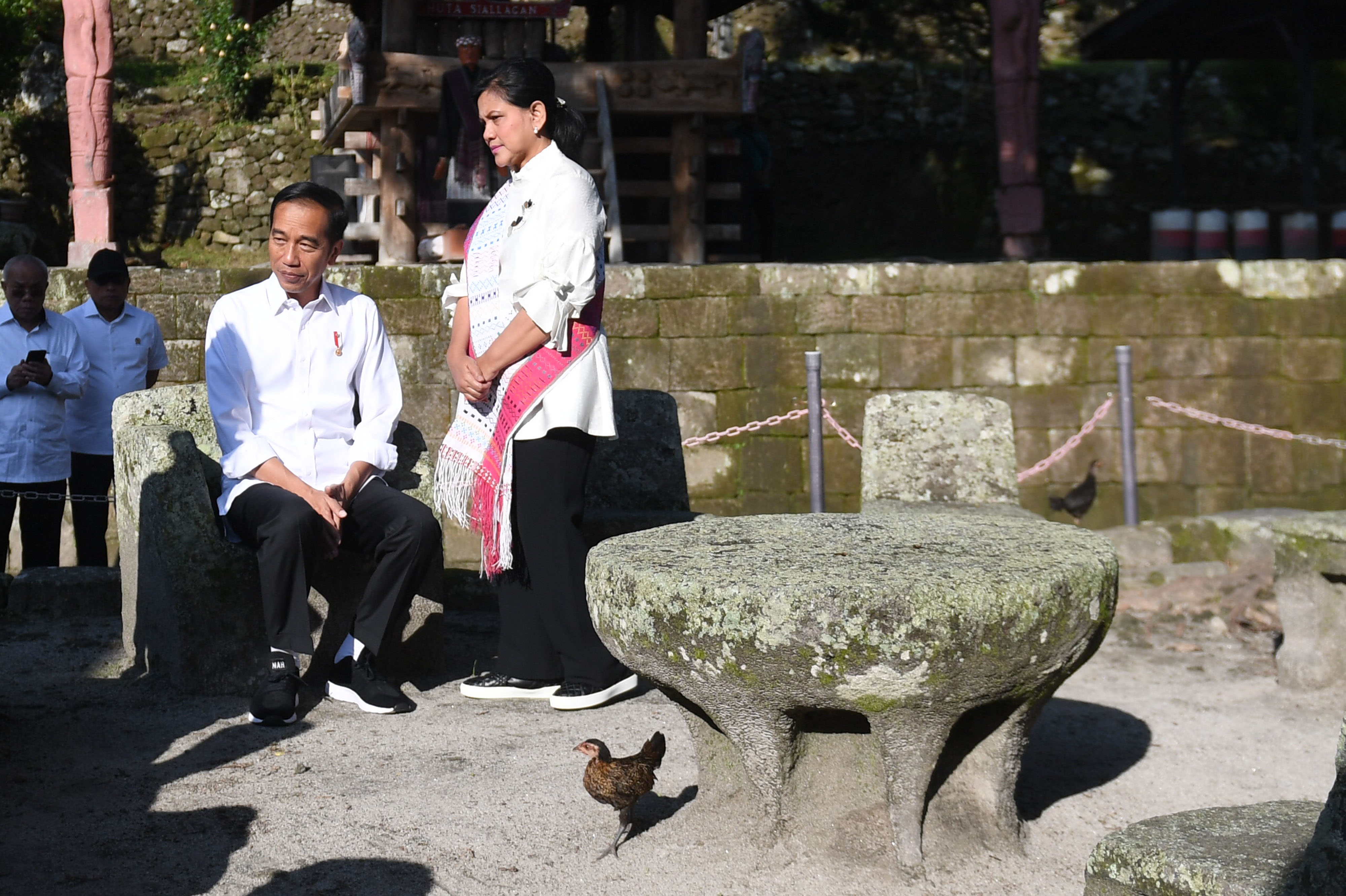 PRESIDEN JOKOWI KUNJUNGI SAMOSIR: Presiden Joko Widodo (kiri) bersama Ibu Negara Iriana Joko Widodo (kanan) mengunjungi Kampung Adat Batu  