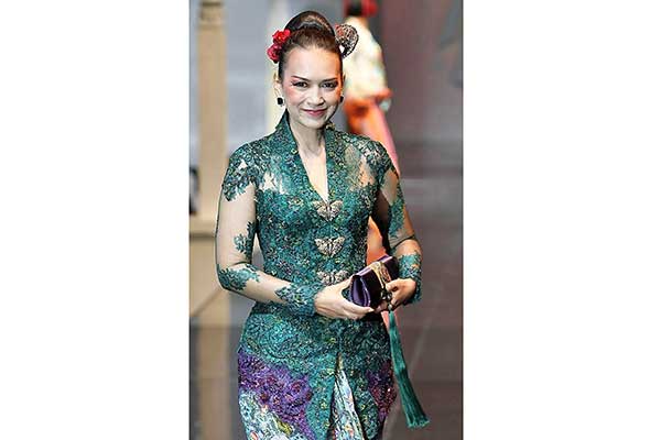 Aktris dan pembawa acara di dunia hiburan tanah air.