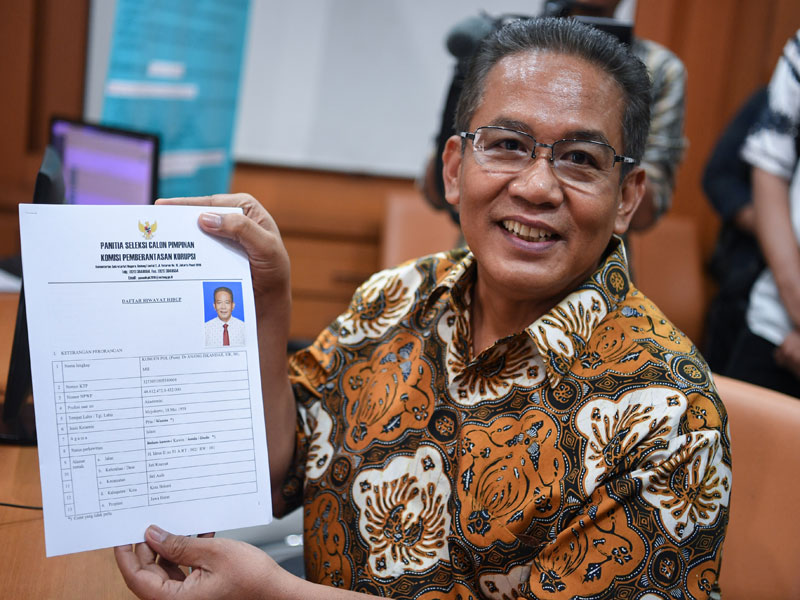  Mantan Kepala BNN Anang Iskandar menunjukkan formulir saat mendaftarkan diri sebagai calon pimpinan KPK di Sekretariat Pansel Capim KPK.