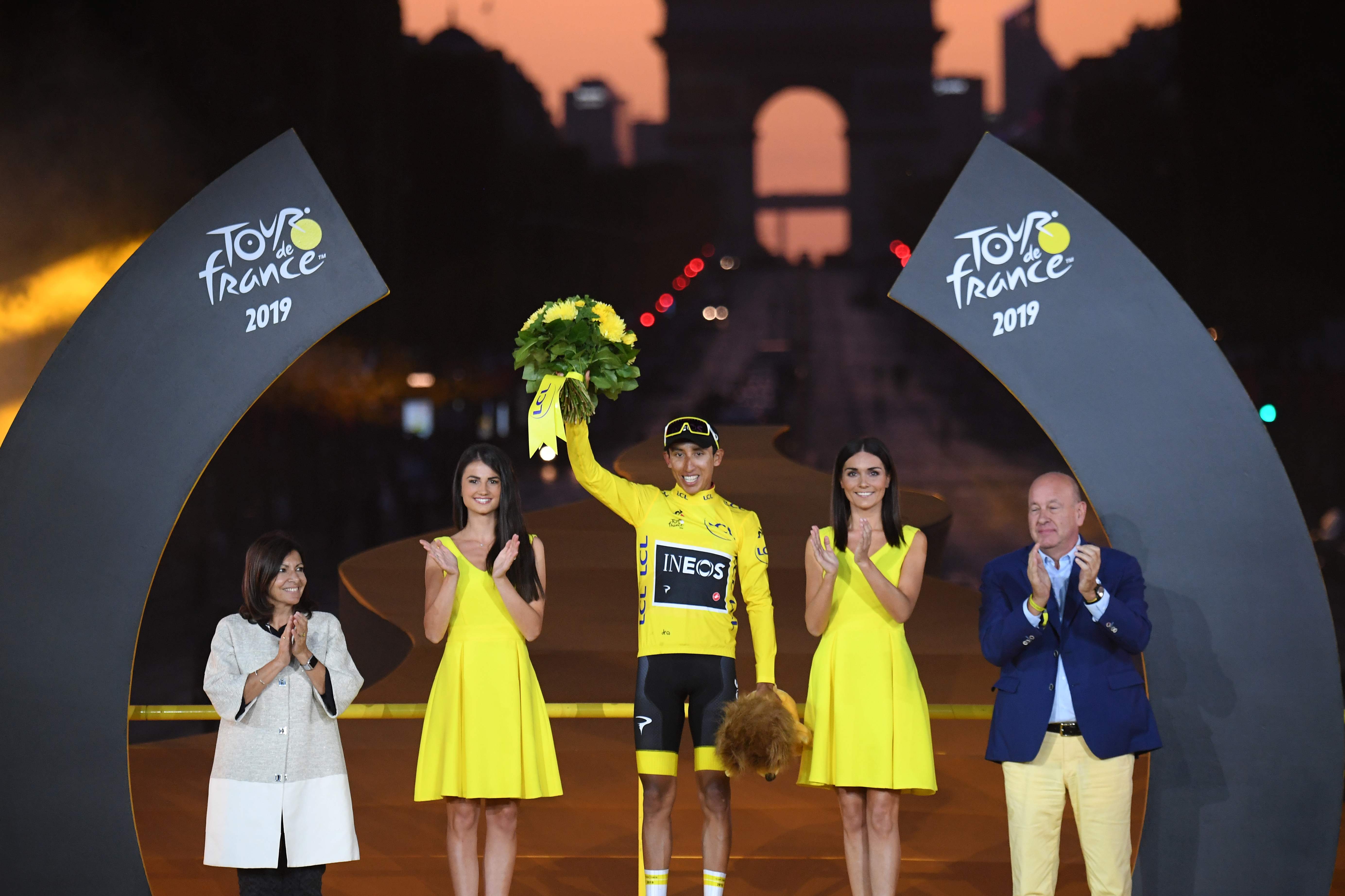 Egan Bernal (tengah) merayakan keberhasilannya menjadi juara Tour de France