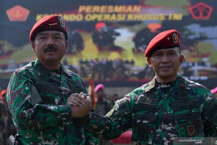 Panglima TNI Marsekal Hadi Tjahjanto (kiri) dan Komandan Komando Operasi Khusus (Koopssus) TNI Brigjen Rochadi.