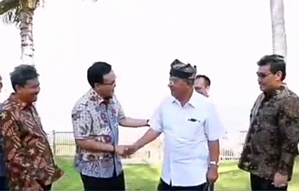 Bupati Pamekasan Baddrut Tamam dengan Menteri Koordinator Bidang Perekonomian Darmin Nasution.