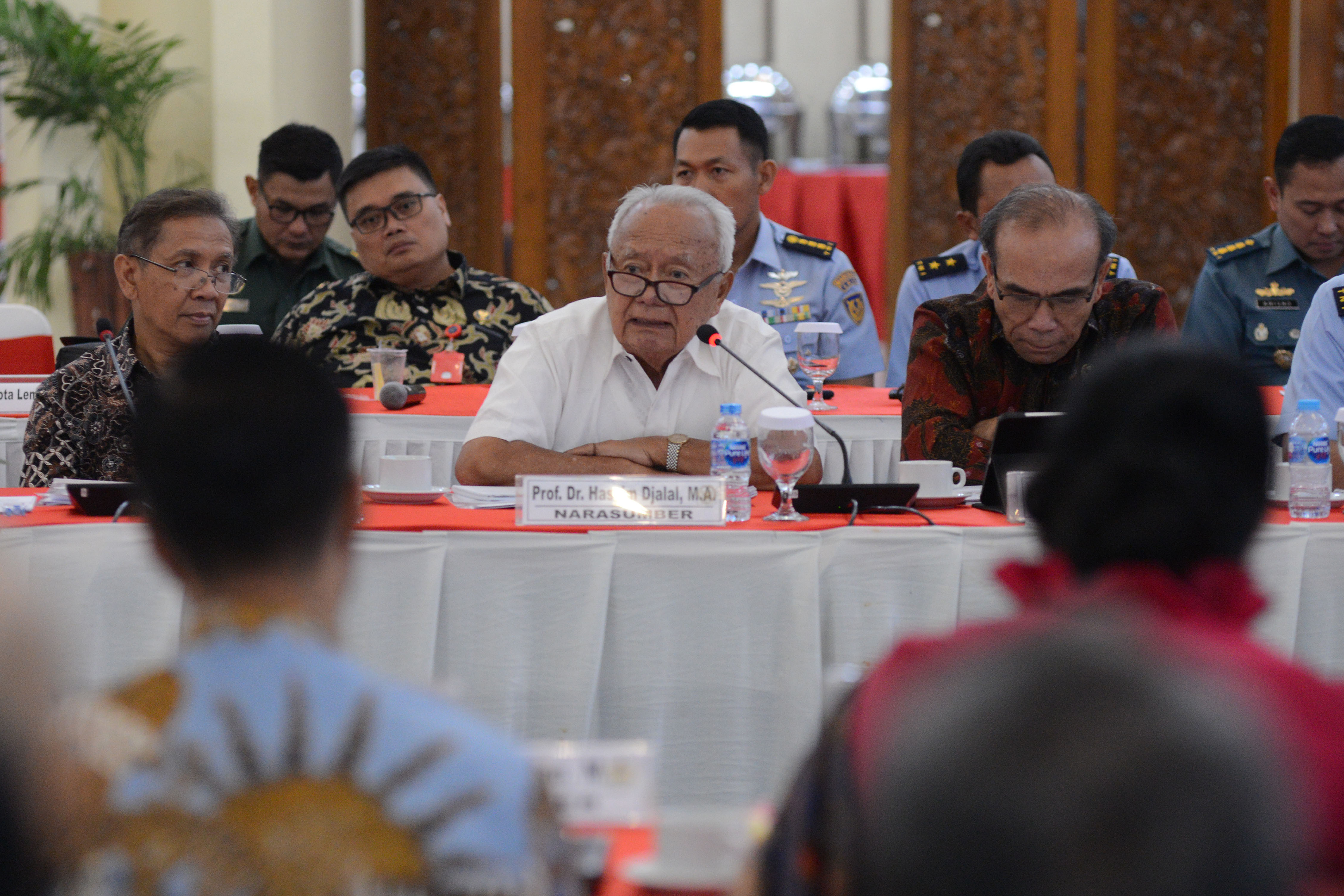 Pakar hukum laut internasional Hasjim Djalal di diskusi yang digelar Lembaga Pengkajian MPR 