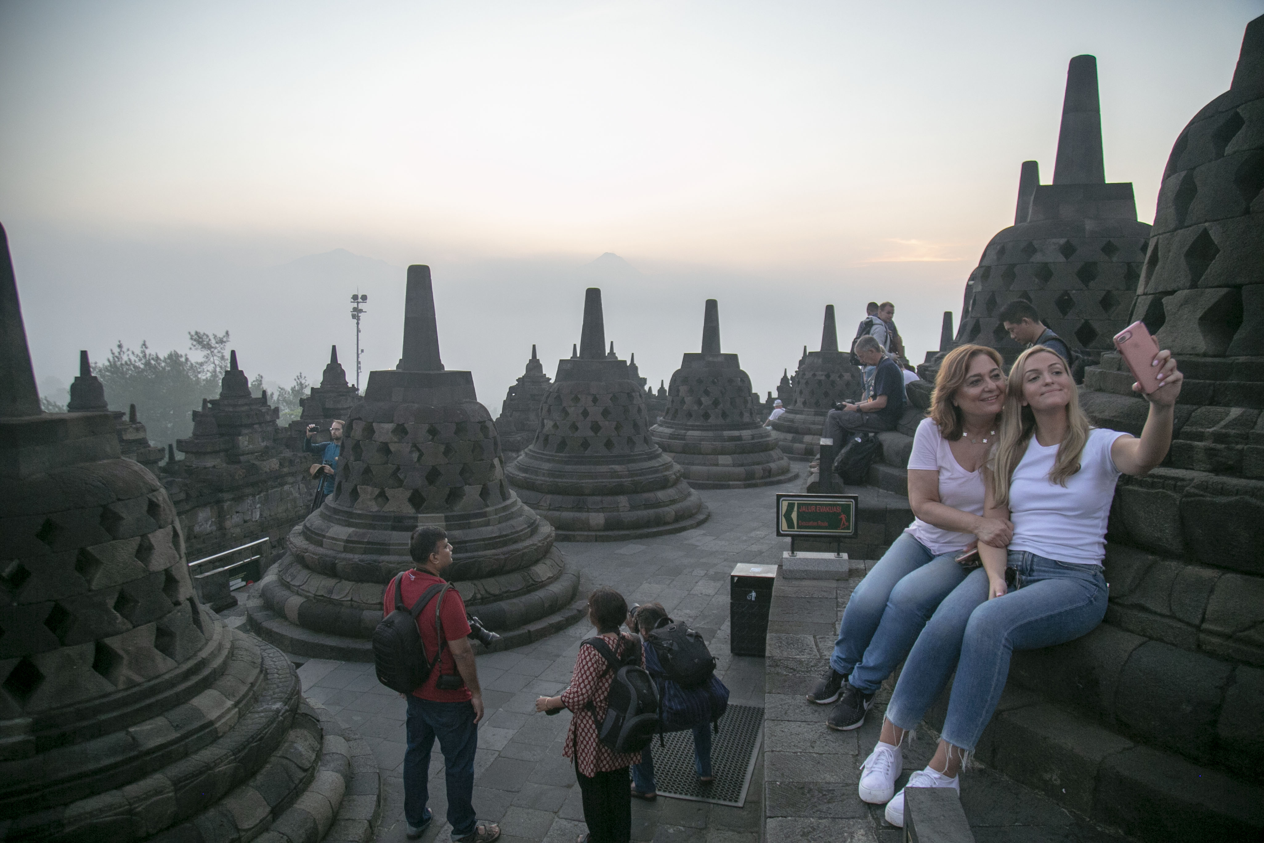 Wisatawan menikmati suasana matahari terbit di kawasan Taman Wisata Candi (TWC) Borobudur, Magelang, Jawa Tengah.