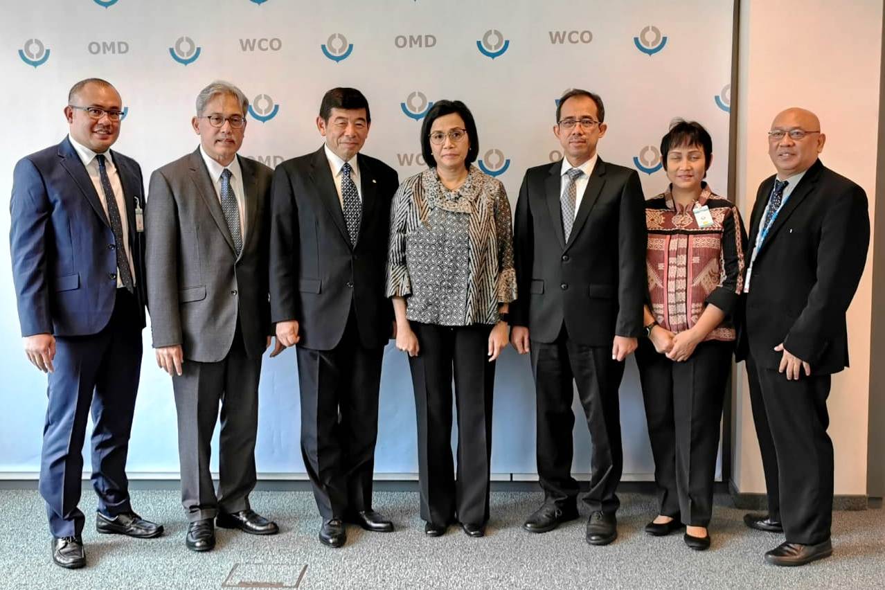 Menkeu Sri Mulyani (tengah) dan Dirjen Bea Cukai (ketiga dari kanan) temui WCO di Brussels, Belgia.