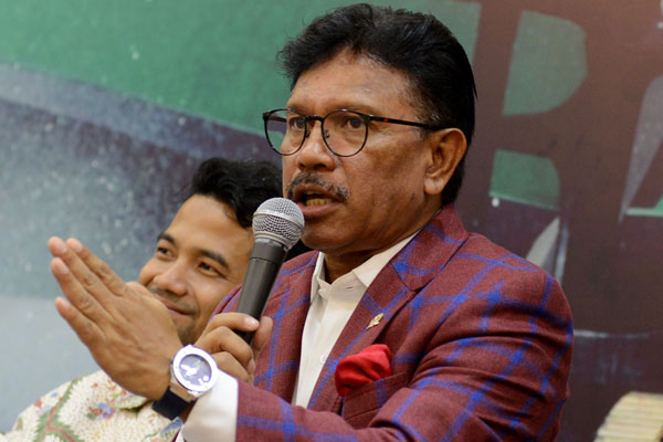 ANGGOTA Komisi XI DPR RI, Johnny G Plate (tengah