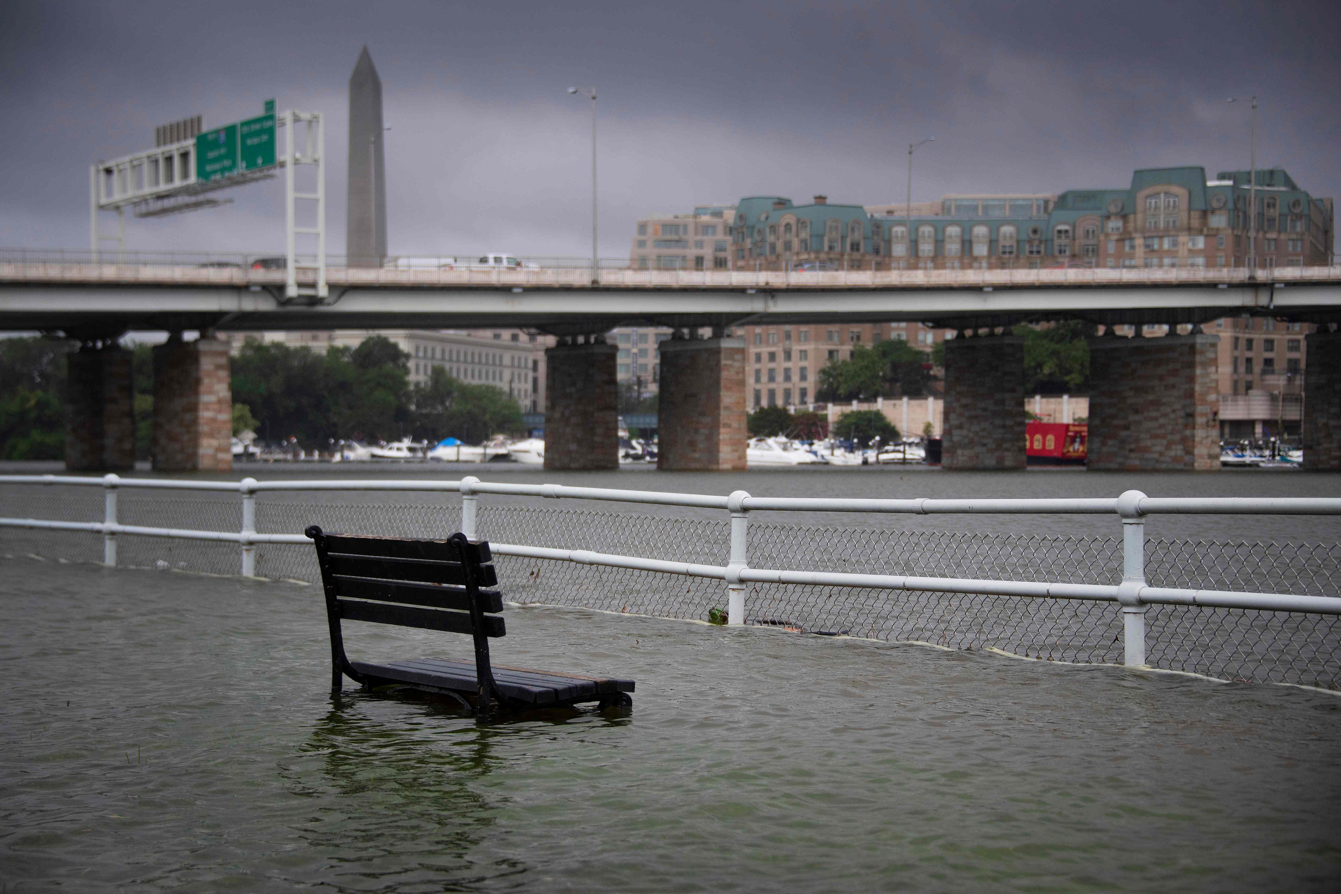 Bangku taman duduk di bawah air di Taman Potomac Timur di Washington, DC pada 8 Juli 2019, setelah badai menyebabkan banjir