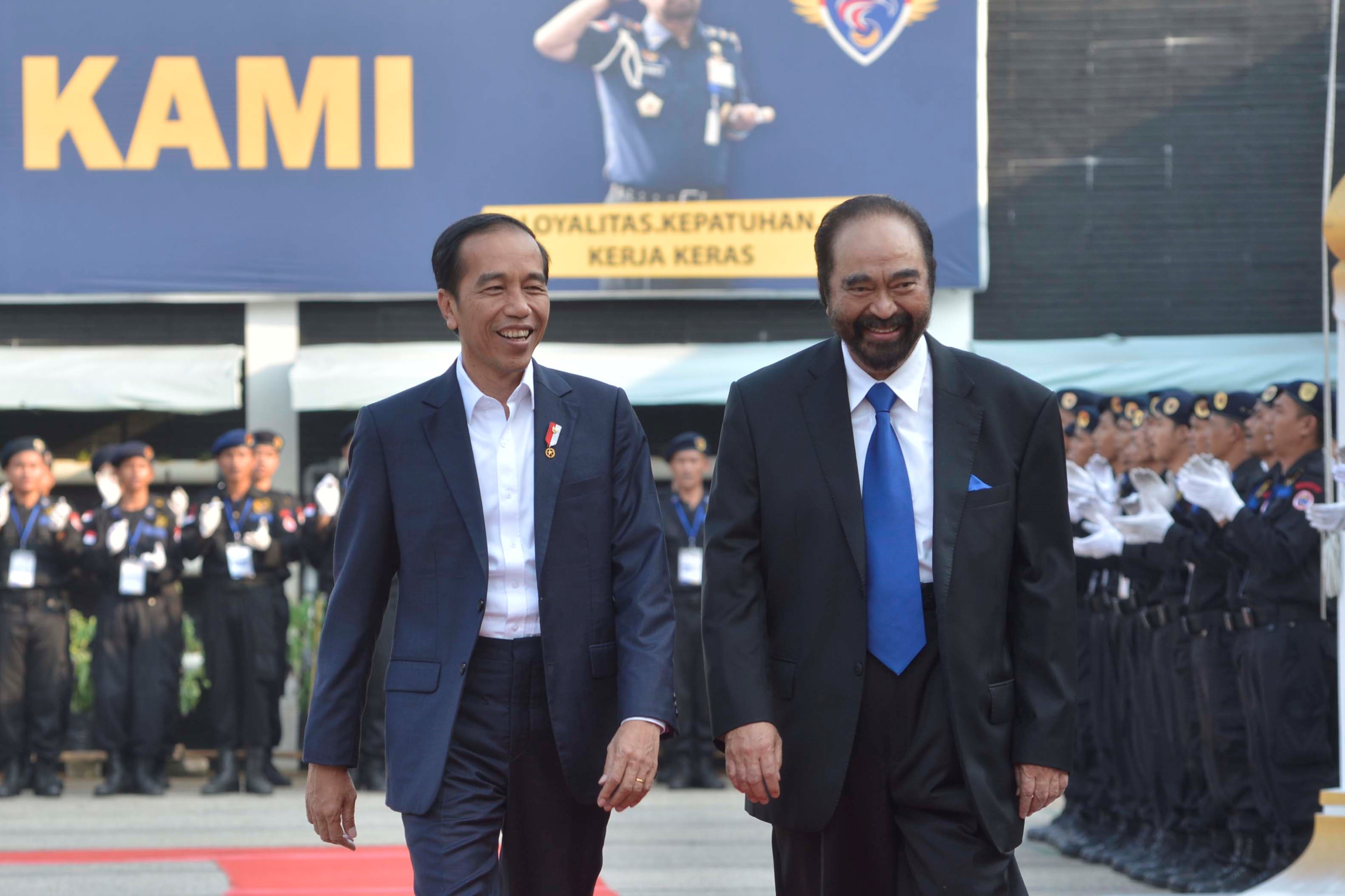 Presiden Joko Widodo dan Ketua Umum Partai NasDem Surya Paloh saat pembukaan sekolah legislatif Partai Nasdem di Jakarta, Selasa (16/7). 