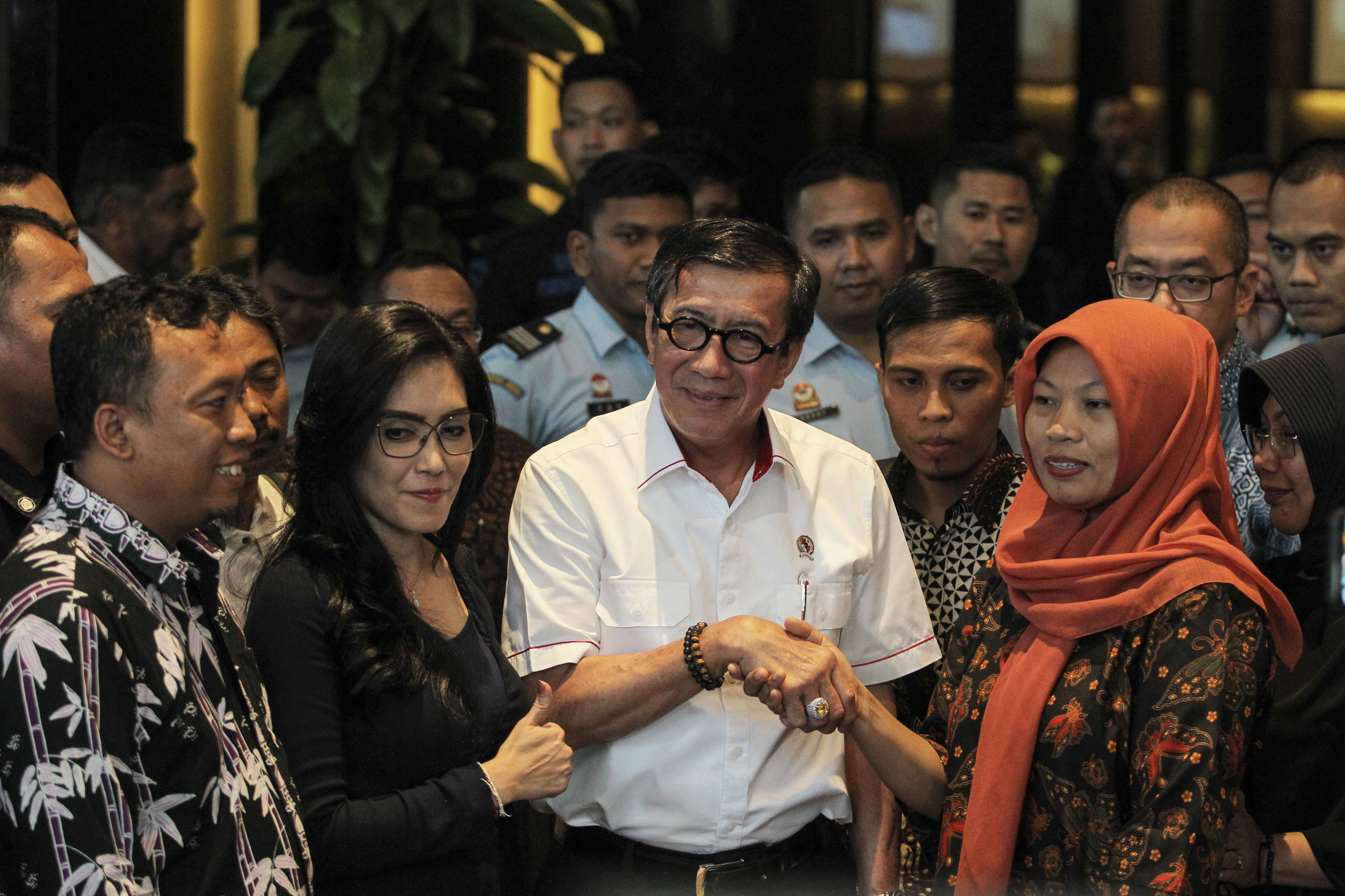 Baiq Nuril Maknun saat bertemu dengan Menkumham Yasonna H Laoly di Jakarta, Senin (8/7)