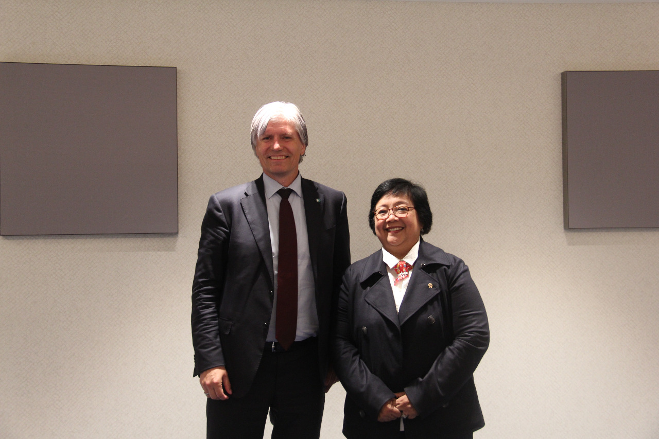 Menteri Lingkungan Hidup dan Kehutanan Siti Nurbaya (kanan) dengan Menteri Iklim dan Lingkungan Norwegia Ola Elvestuen