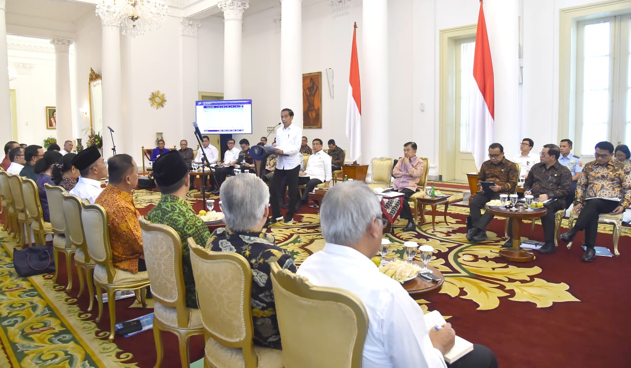 Presiden Joko Widodo memimpin sidang kabinet paripurna di Istana Bogor, Senin (8/7).