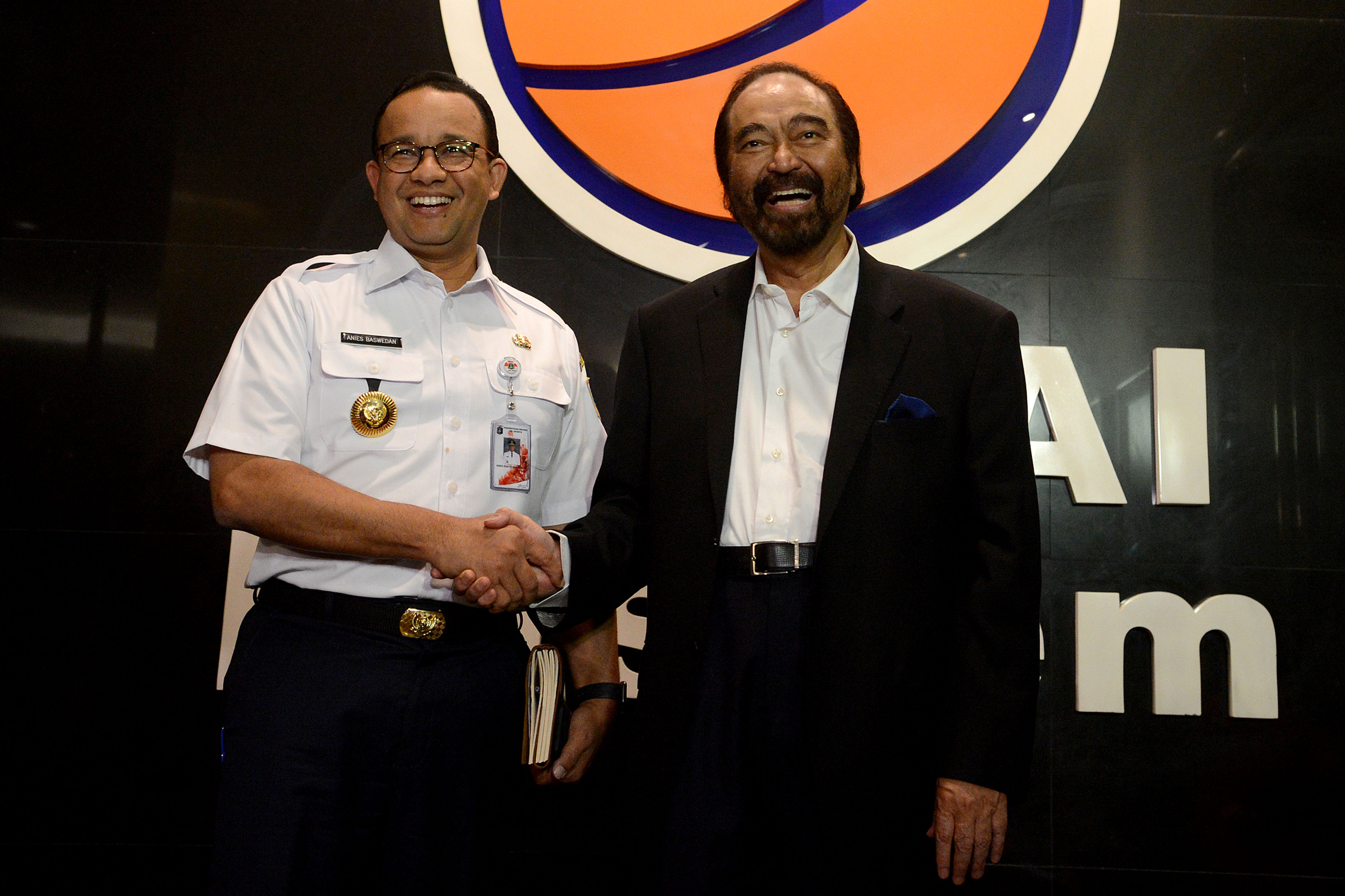 Ketua Umum Partai NasDem Surya Paloh (kanan) bersama Gubernur DKI Jakarta Anies Baswedan di Gondangdia, Jakarta, Kamis (24/7).