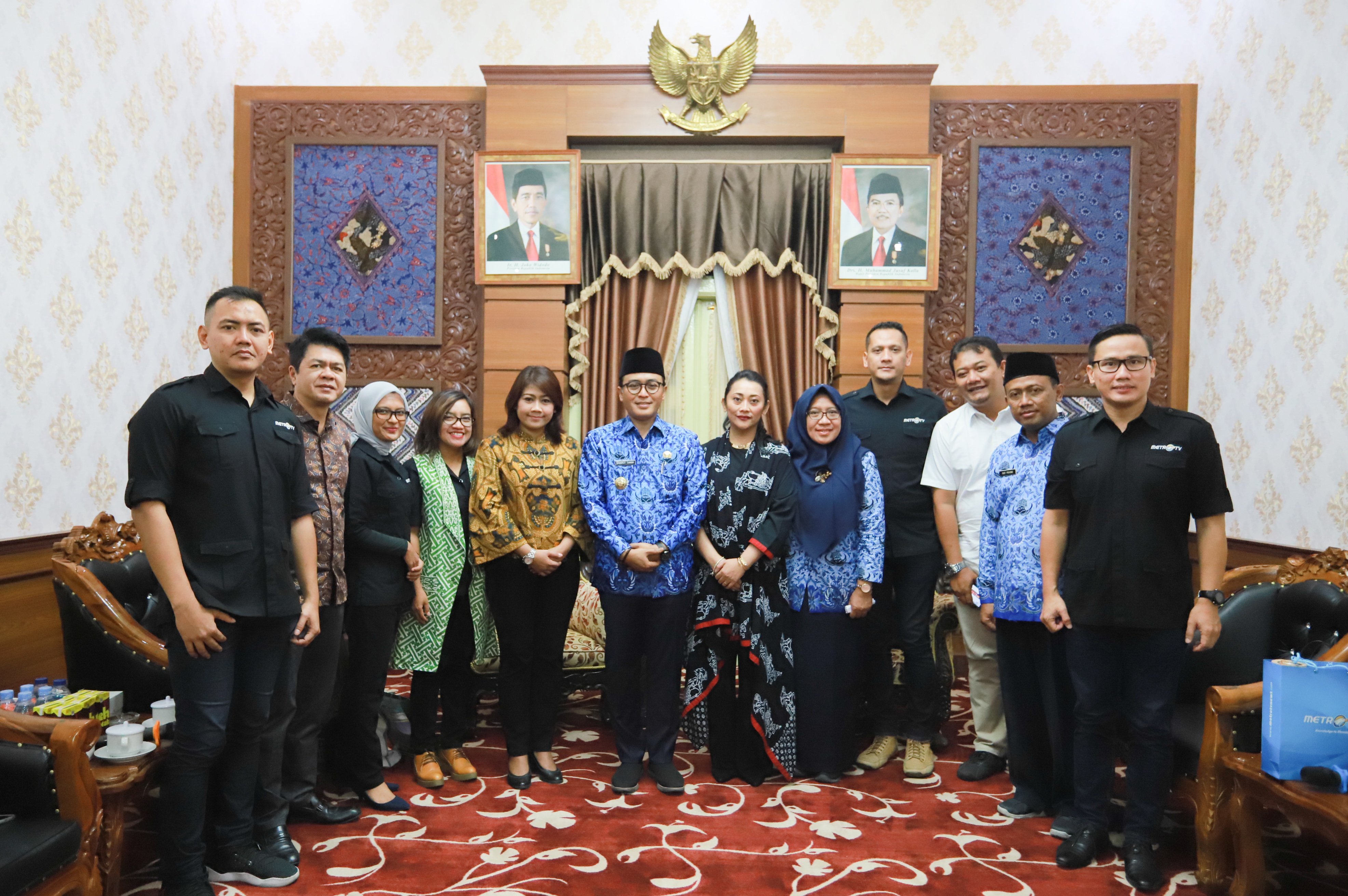 Bupati Pamekasan, Jawa Timur, Baddrut Tamam (tengah) menyambut kehadiran delegasi dari Media Group, Rabu (17/7).