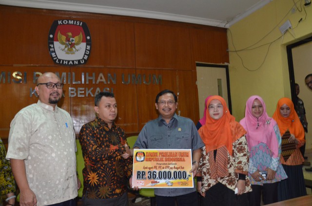 Wakil Ketua Komisi II DPR RI Herman Khaeron dan Komisioner KPU Ilham Saputra menyerahkan santunan kepada keluarga petugas KPPS. 