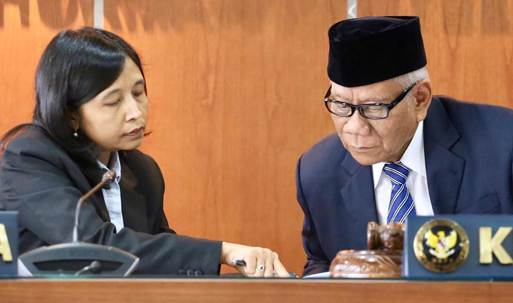  Ketua DKPP Harjono (kanan) berbincang dengan anggota DKPP Ida Budhiati dalam sidang putusan DKPP