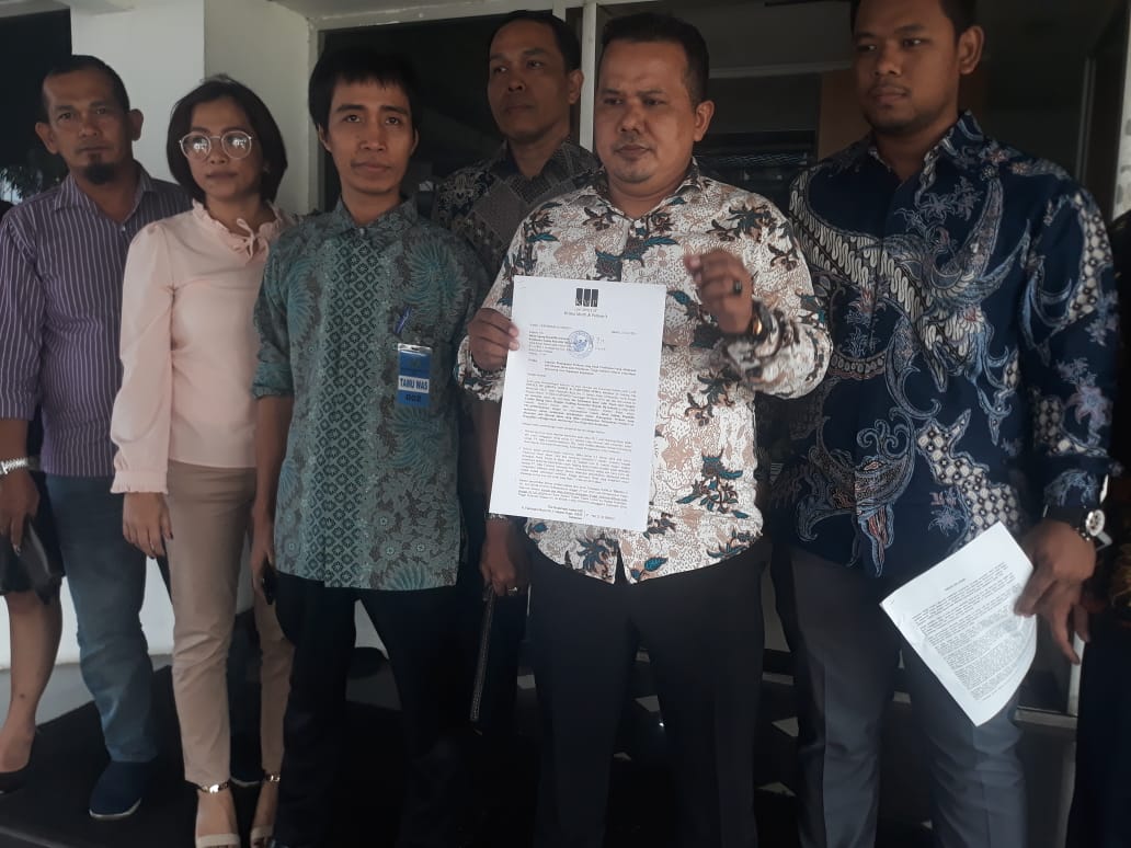 Wahyu Nugroho dan Sunandi, tim kuasa hukum Muhammad Basir, di depan Kantor Jaksa Agung Muda Bidang Pengawasan, Kompleks Kejaksaan Agung, Jak