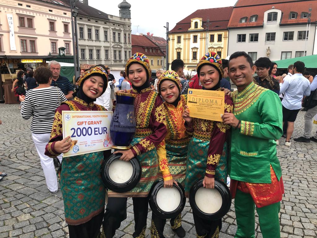 Tim kebudayaan dari SMA Al Azhar, BSD Tangerang, berpose seusai dinyatakan sebagai juara satu dalam Lomba l Folkrore Festival di Czech.