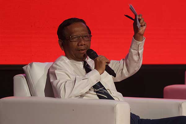 Tokoh nasional yang pernah menjabat Ketua Mahkamah Konstitusi