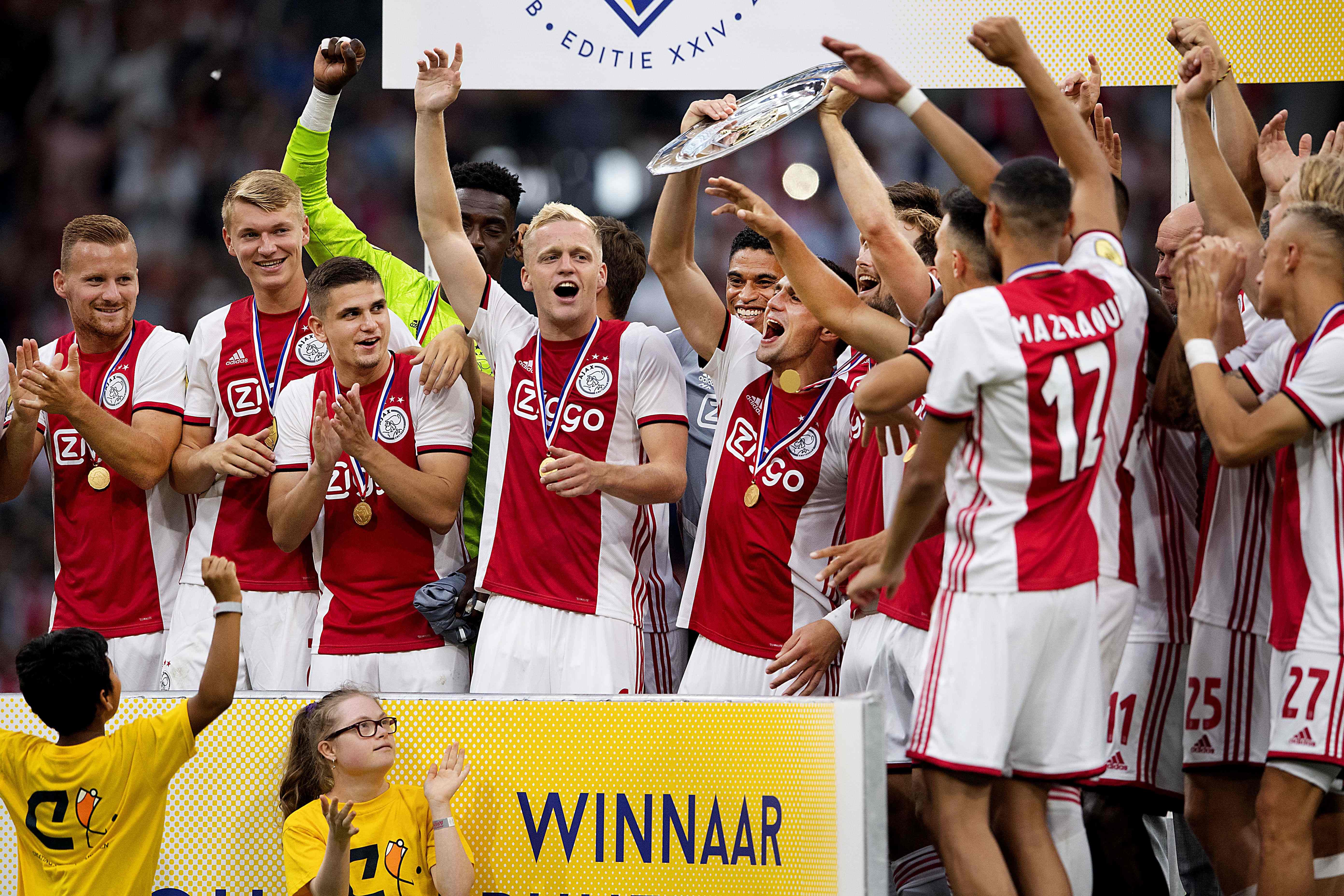 Ajax merayakan keberhasilan mereka meraih Johan Cruijff Shield