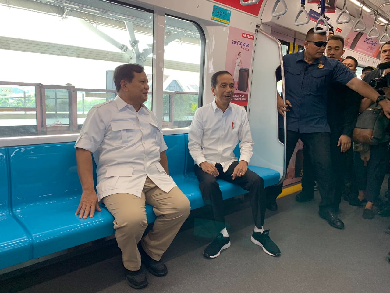 Pertemuan Prabowo Subianto (kiri) dengan Joko Widodo (kanan) di MRT Lebak Bulus