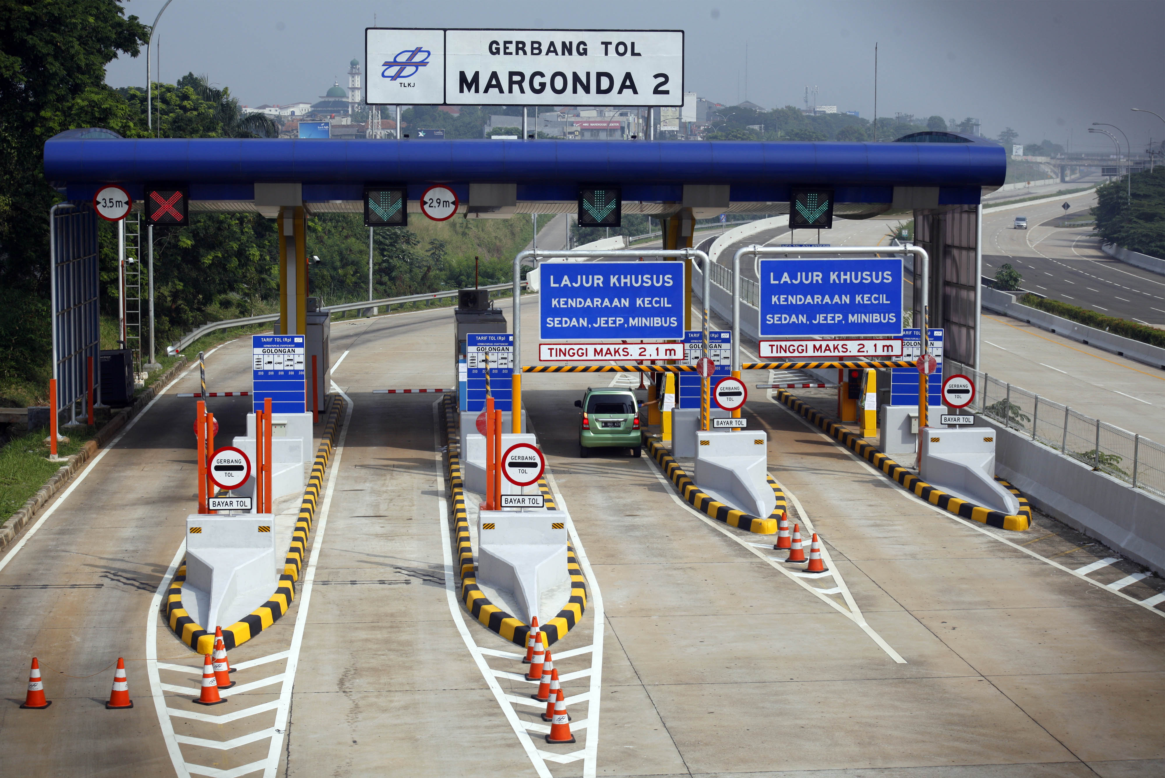 Kendaraan melintas di ruas tol Cinere-Jagorawi (Cijago) seksi 2 yang diuji coba di Depok, Jawa Barat.