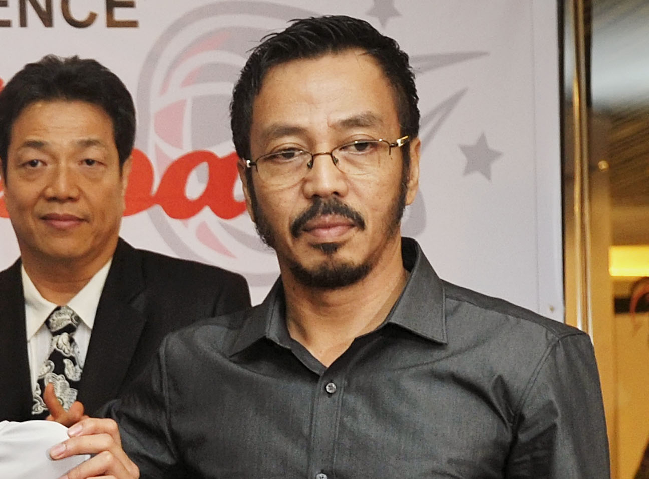 Pelatih tim nasional basket putri Indonesia, Tjetjep Firmansyah (kanan)