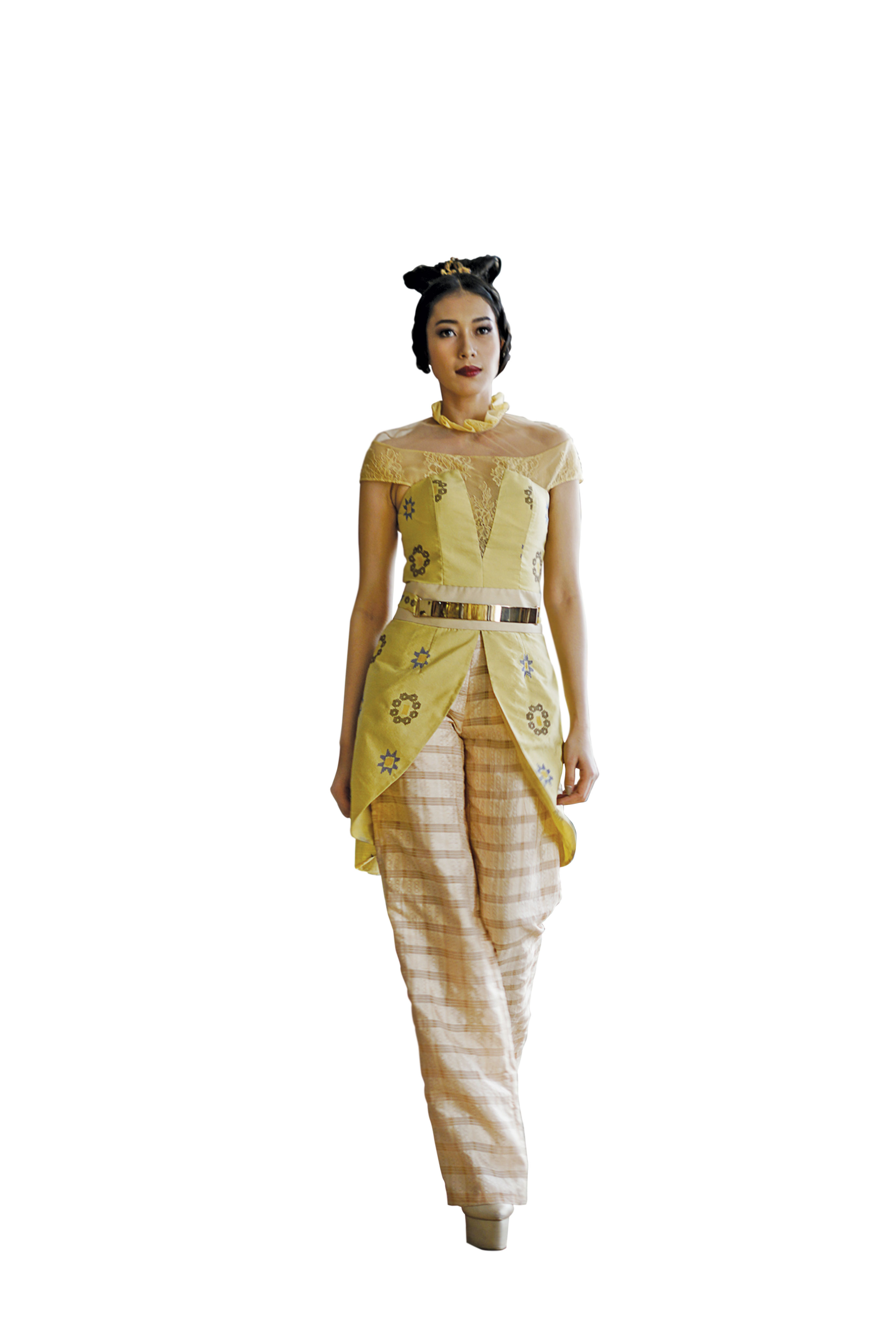 Model menggunakan koleksi De Posuo karya desainer Ferry Sunarto, di Jakarta.