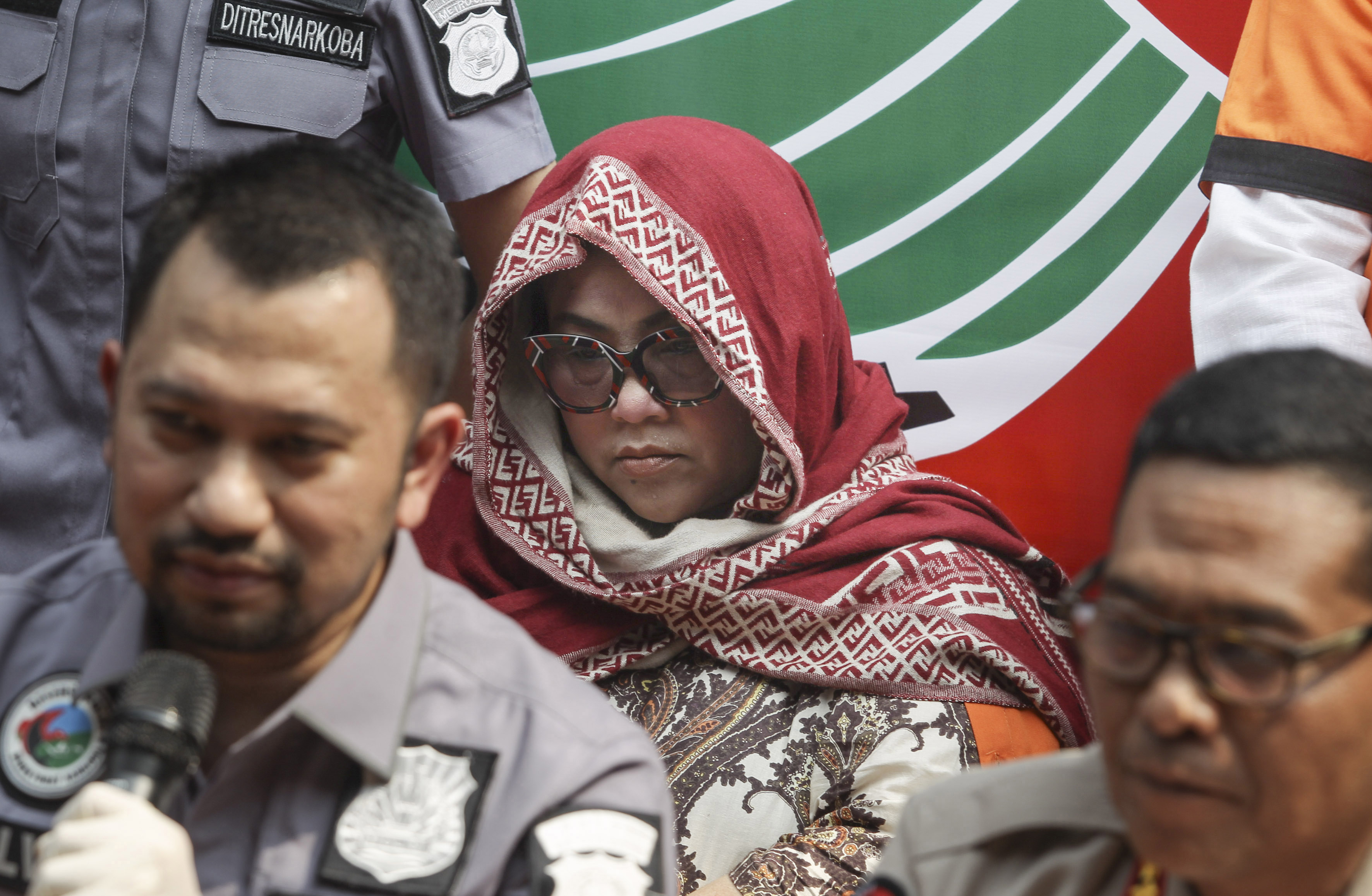 Tersangka kasus narkoba Tri Retno Prayudati alias Nunung (tengah) dihadirkan di Mapolda Metro Jaya, Jakarta, Senin (22/7).