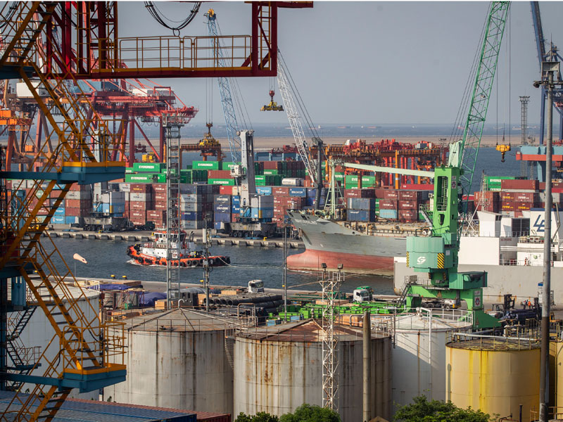 Aktivitas bongkar muat peti kemas di Pelabuhan Tanjung Priok, Jakarta Utara.