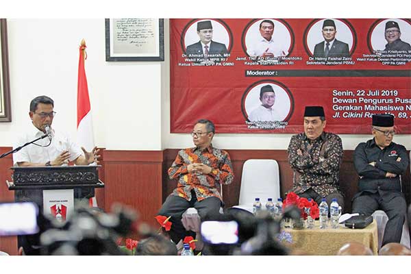 Kepala Staf Kepresidenan Jenderal (Purn) Moeldoko (kiri) menyampaikan materi diskusi bersama Sekretaris Umum Muhammadiyah Abdul Mu’ti (kedua
