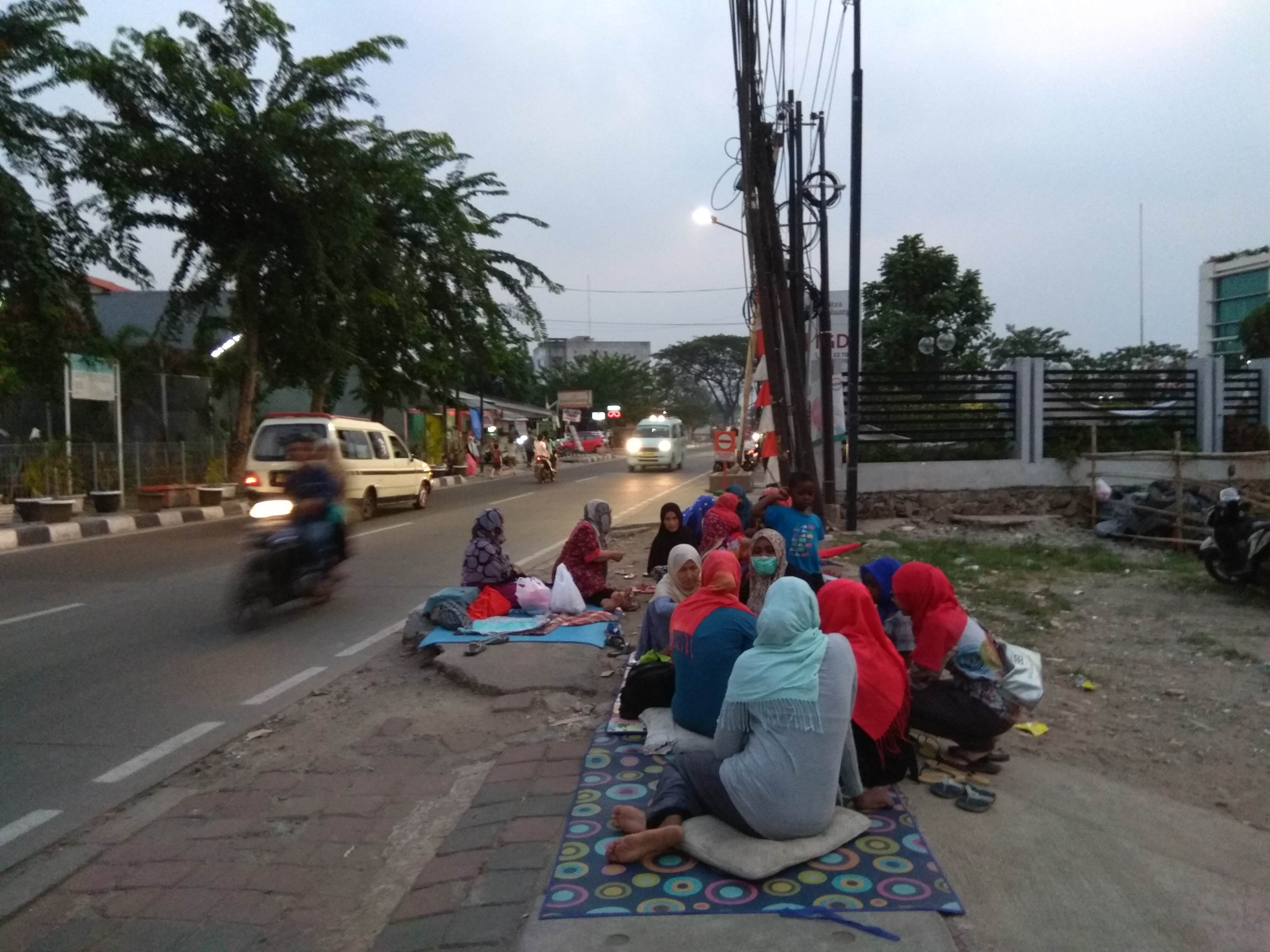 Para pencari suaka, atau pengungsi, dari Afghanistan tinggal di trotoar di depan Rudenim Kalideres, Jakarta Barat.