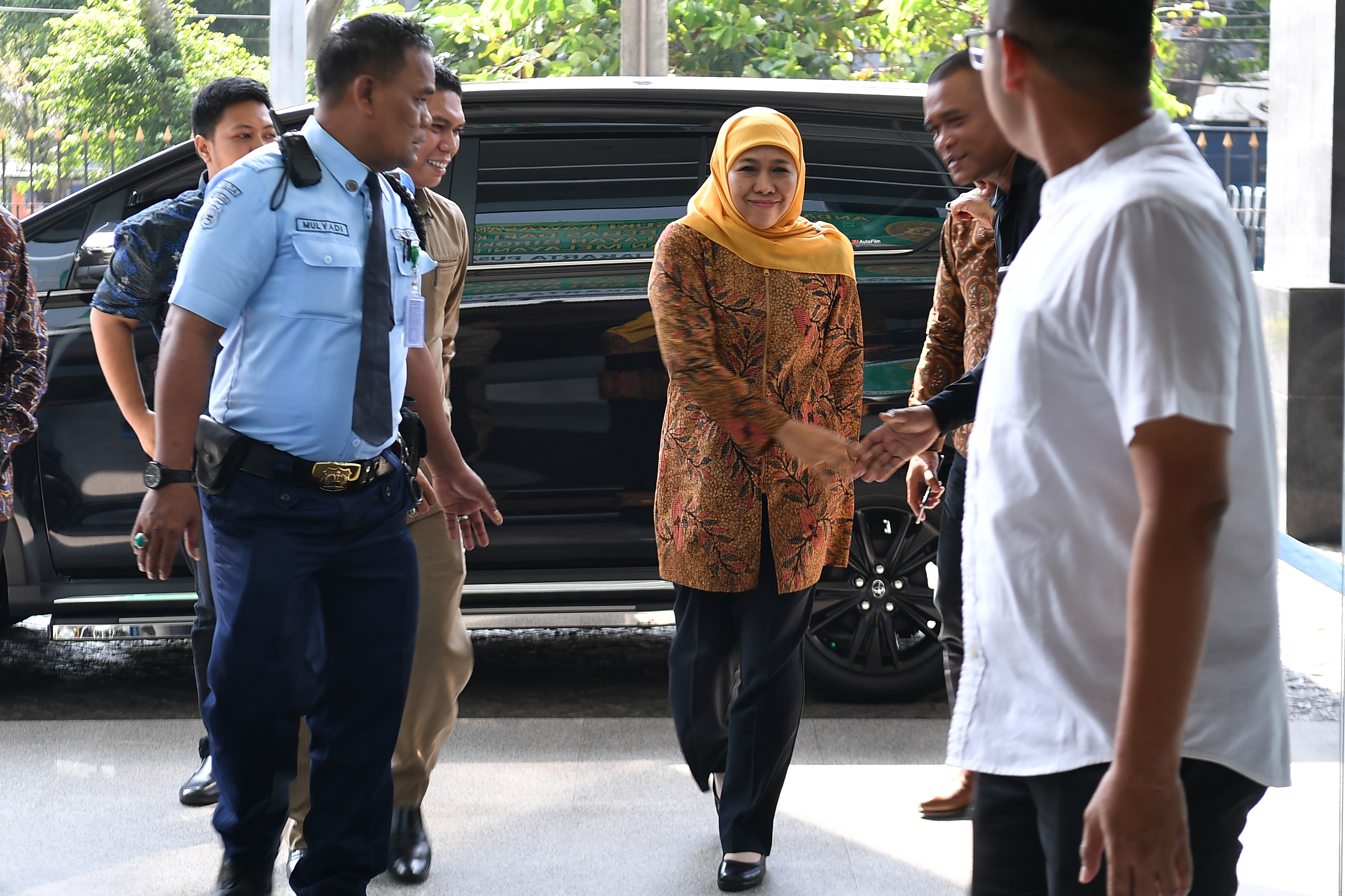 Gubernur Jawa Timur Khofifah Indar Parawansa (tengah) 