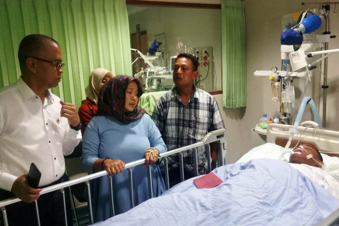 Kadisdik Sumsel Widodo menjenguk Wiko Jerianda, 16, Rabu (17/7). 