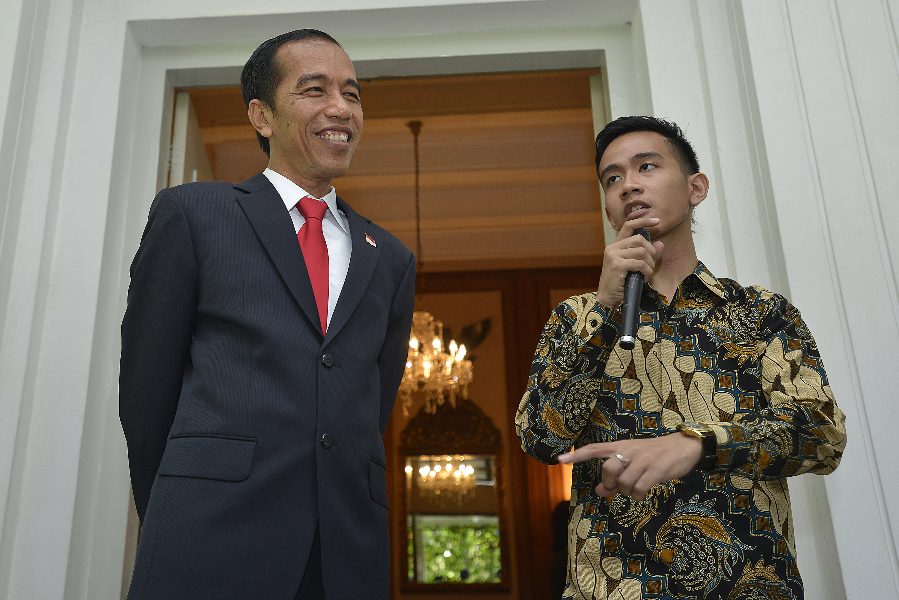 Presiden terpilih Joko Widodo (kiri) dan anak sulungnya Gibran Rakabuming Raka (kanan).