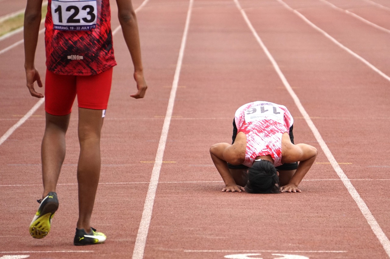 Dewa Radika Syah setelah meraih medali emas dari lomba lari 400 meter putra di ajang ASEAN Schools Games 2019 di Semarang, Jumat (19/7).