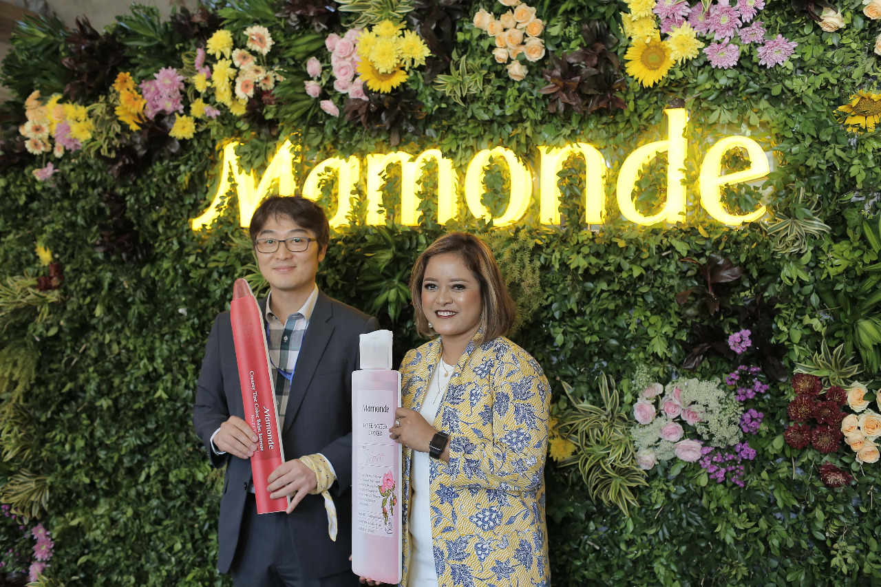 Director of AmorePacific Indonesia, Eunsan Jeong (kiri), Brand Manager Mamonde Indonesia, Melati Ubaya, saat peluncuran Mamonde Indonesia 