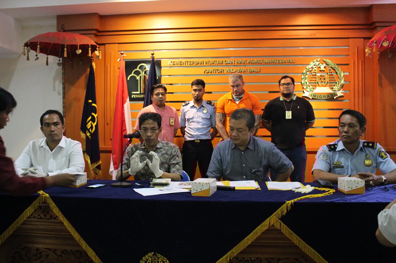 WN Inggris Terrence David Mueller ditangkap atas dugaan overstay, memakai narkoba dan mengunggah video porno. 