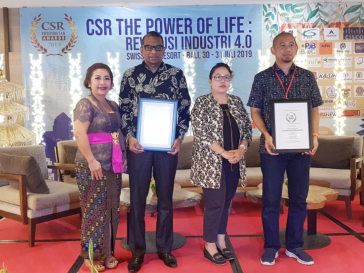 HC&Legal Senior Managing Director PT Modernland Realty Tbk Dharma Mitra (kedua kiri) saat menerima CSR Award 2019, Selasa (30/7) 