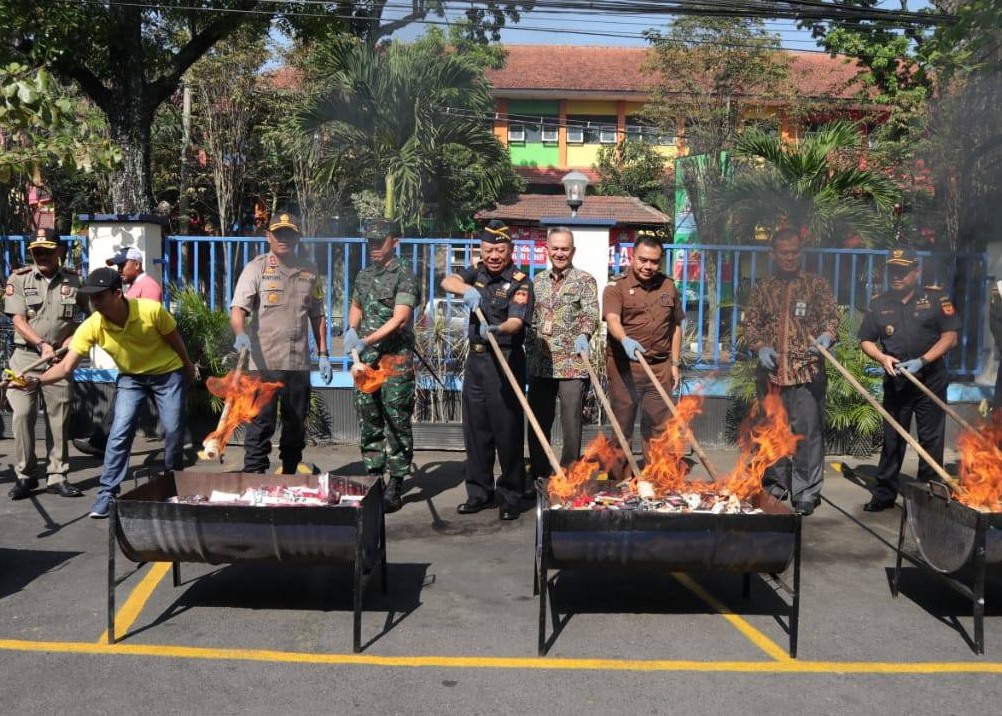 Pemusnahan barang ilegal. 