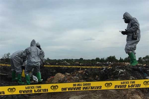 Ilustrasi -- Sejumlah petugas tengah mengambil sampel limbah