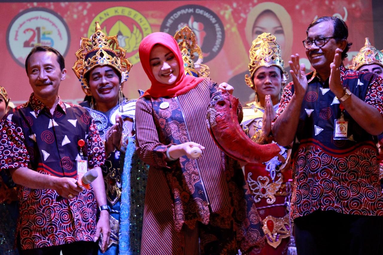 Festival ketoprak Dewan Kesenian Klaten dibuka Bupati Sri Mulyani dengan pemukulan kentongan, Senin (15/7) malam.
